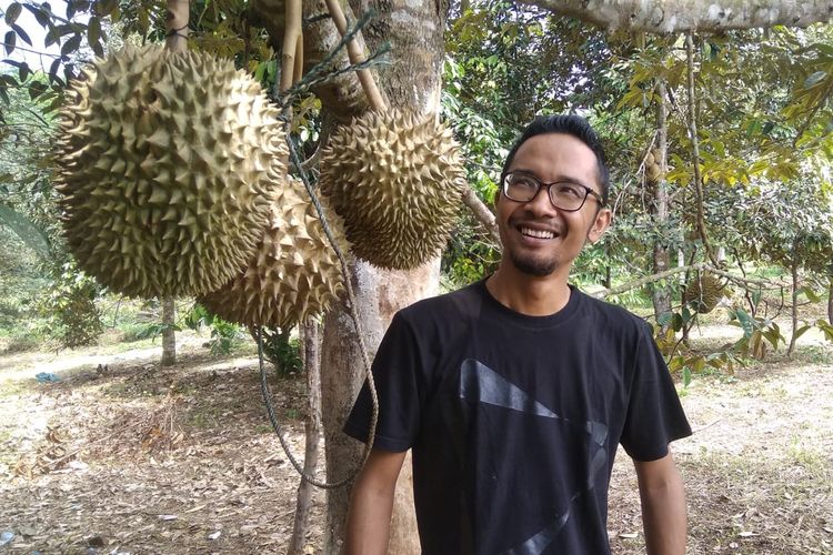 Pengunjung berdiri di tumpukan durian, Desa Kilometer Delapan, Kecamatan Simpang Keramat, Kabupaten Aceh Utara, Minggu (26/7/2020). 