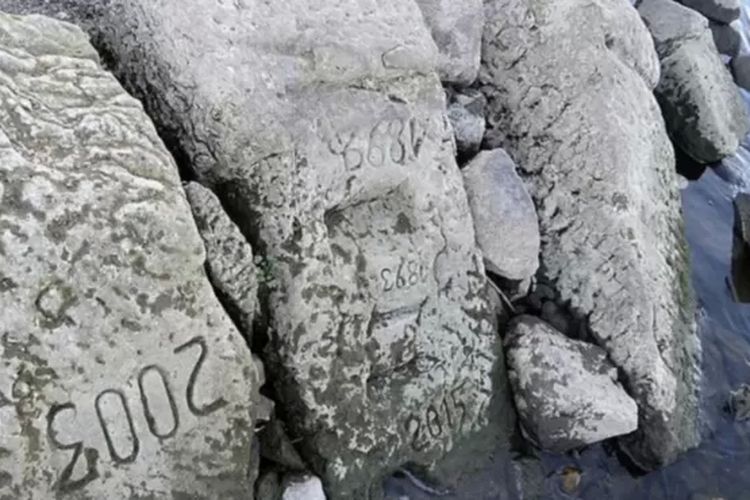 En esta piedra están grabados los años 1893, 1899, 2003, 2015.