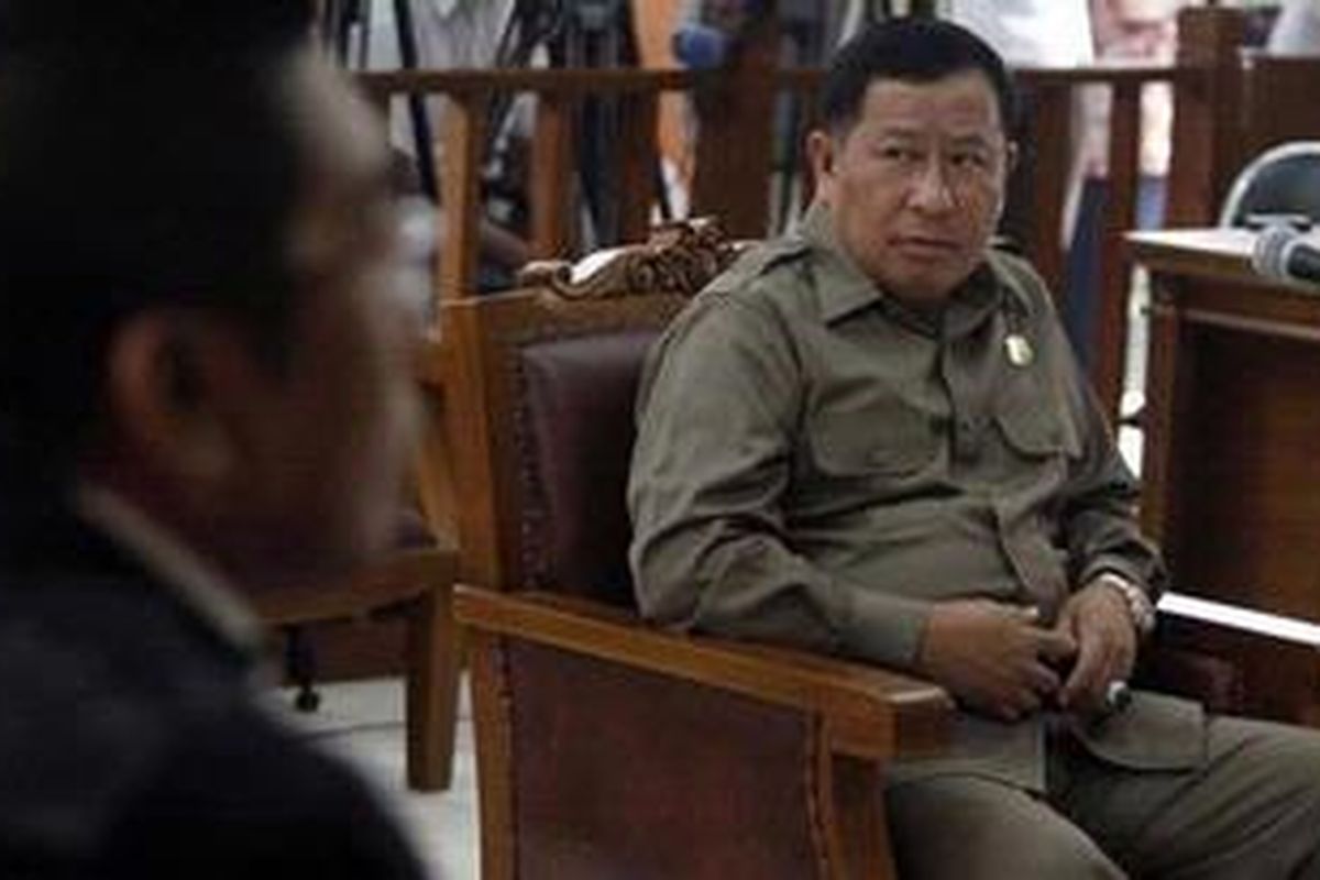 Mantan Kabareskrim Polri, Komjen (Pol) Susno Duadji, mendengarkan tuntutan dari jaksa penuntut umum, dalam persidangan yang digelar di Pengadilan Negeri Jakarta Selatan, Senin (14/2/2011). Susno didakwa atas dugaan menerima suap dari Sharil Johan dan penggelapan dana pengamanan pemilukada Jawa Barat beberapa waktu lalu.  