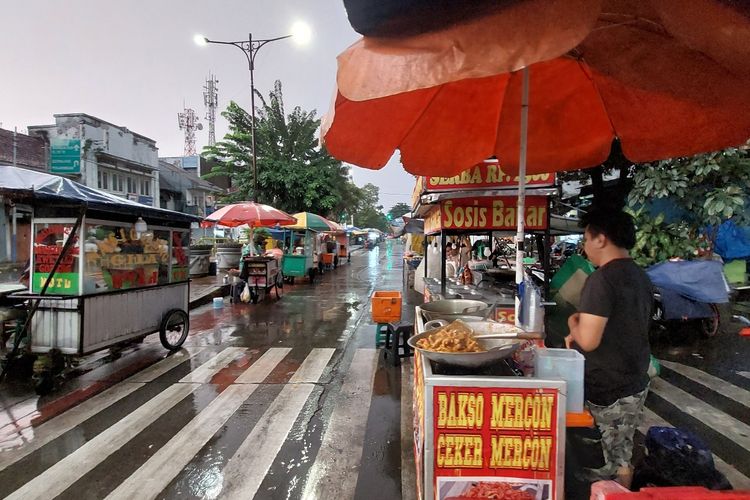 Pedagang kaki lima di Jalan Kali Besar timur, kawasan wisata Kota Tua, Jakarta Barat, barh mulai membuka lapak menjelang waktu berbuka puasa, Selasa (5/4/2022).