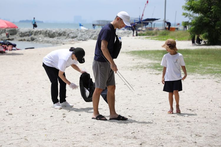 Indonesian Olympian Association (IOA) menggelar kegiatan sosial pelajaran renang penyelamatan diri, Clothed Swimming and Olympian Action Project dan bersih-bersih sampah di pantai pada Sabtu (24/2/2024).