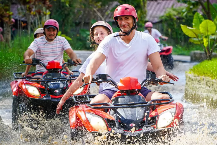 Salah satu destinasi populer untuk wisata ATV di Bali yang patut dicoba adalah Kuber Bali ATV di Ubud. Di sini, wisatawan bisa merasakan serunya mengendarai quad bike, jenis kendaraan ATV yang dirancang untuk menaklukkan berbagai medan ekstrem. 