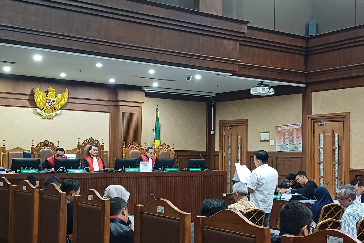 Mantan General Manager (GM) Unit Bisnis Pengolahan & Pemurnian Logam Mulia (UBPP LM) PT Antam, Muhammad Abi Anwar membaca pleidoi di Pengadilan Tipikor Jakarta Pusat, Rabu (21/5/2025).