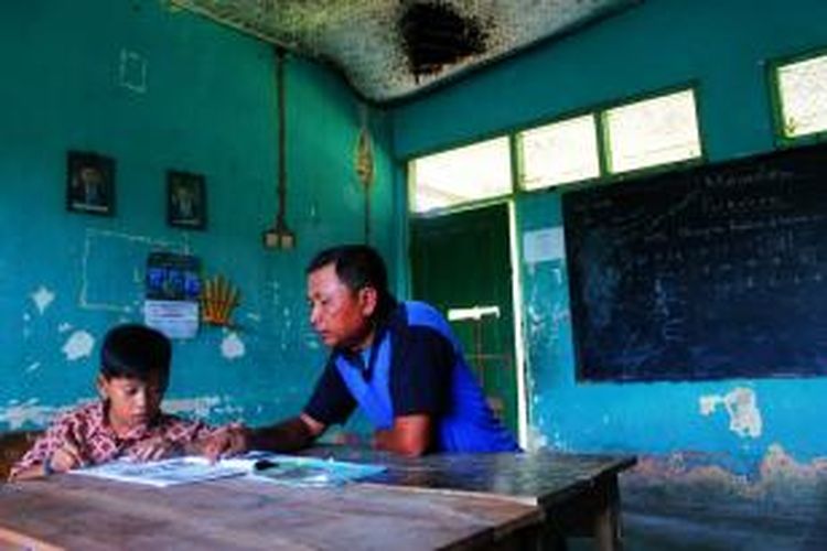 Di ruang Unit Kesehatan Sekolah, SDN 3 Pakusambeng Cirebon, Muhamad Aldi (10) belajar sendirian. Dia menjadi satu-satunya siswa kelas 4 di sekolah yang terletak di Desa Pakusambeng, Kecamatan Babakan, Kabupaten Cirebon 