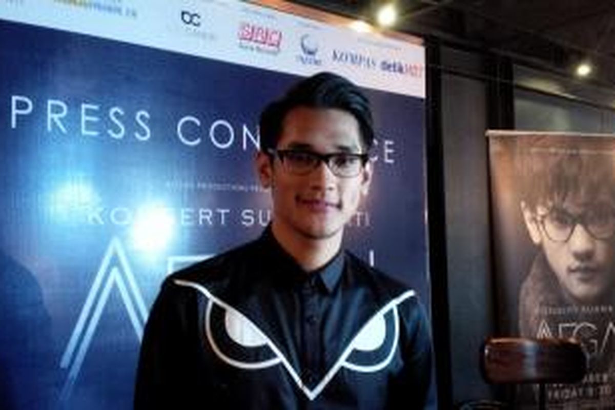 Vokalis Afgan Syahreza diabadikan usai menggelar jumpa pers 'Konser Suara Hati Afghan', di Restauran Wilshere, Senopati, Jakarta Selatan, Kamis (20/8/2015). 