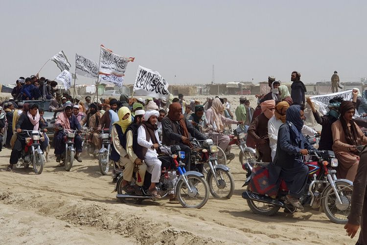 Dalam file foto 14 Juli 2021 ini, para pendukung Taliban membawa bendera putih tanda tangan mereka setelah Taliban mengatakan mereka merebut kota perbatasan Afghanistan Spin Boldaka di seberang kota Chaman, Pakistan.