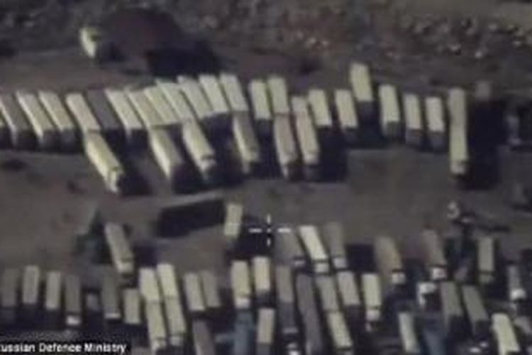 Foto yang menurut Kementerian Pertahanan Rusia menunjukkan deretan truk tangki minyak ISIS menyeberang ke Turki.