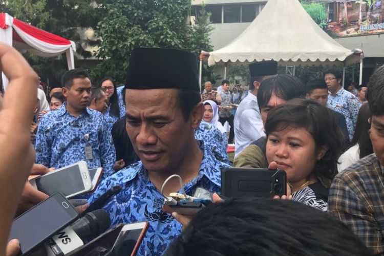 Menteri Pertanian Andi Amran Sulaiman usai menjadi pembina upacara sekaligus menghadiri acara halal bi halal di Kementerian Pertanian, Jumat (22/6/18).