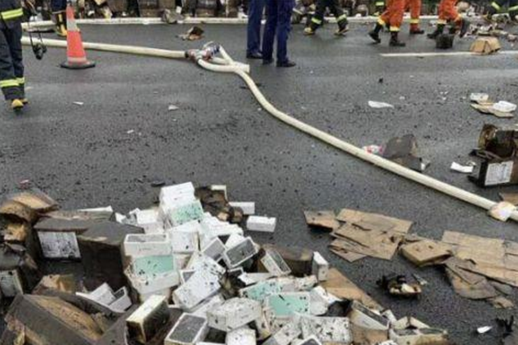 Sebuah truk yang mengangkut ratusan iPhone mengalami kecelakaan dan terbakar di China.