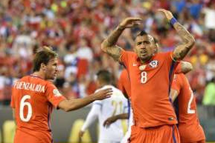 Gelandang Cile, Arturo Vidal, merayakan gol ke gawang Panama yang dicetak oleh rekannya, Eduardo Vargas, dalam laga Grup D Copa America Centenario di Philadelphia, Amerika Serikat, Rabu (15/6/2016) pagi WIB.