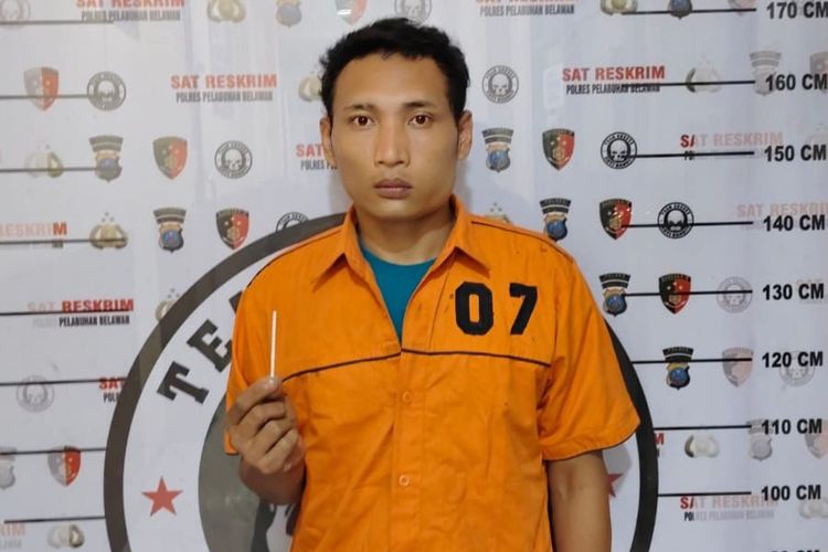 Muhammad Sani Siregar (35) ditahan di Polres Pelabuhan Belawan pada Sabtu (8/2/2025) karena menyerang sopir truk menggunakan senjata tajam di Jalan Tol Belmera, Kecamatan Medan Labuhan, Kota Medan.