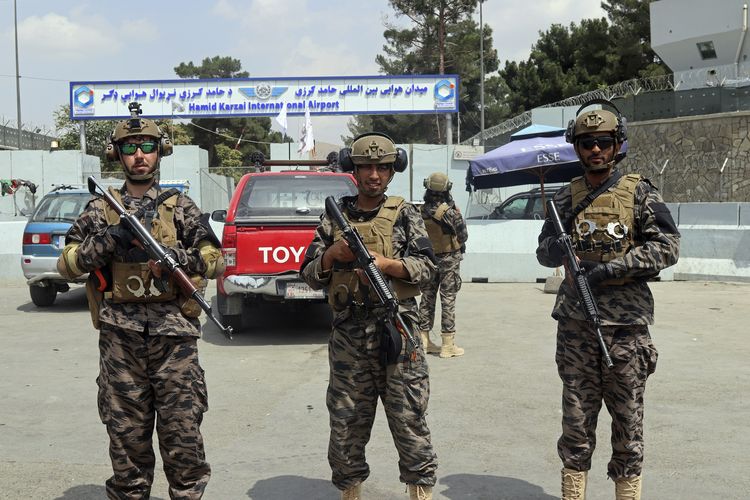 Tiga anggota pasukan khusus Taliban berjaga di luar Bandara Internasional Hamid Karzai setelah militer Amerika Serikat (AS) menarik diri pada Selasa, 31 Agustus 2021.