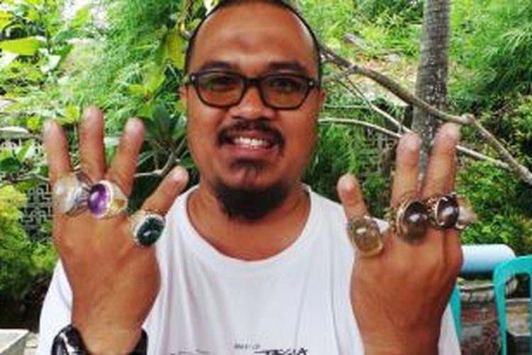 Pedagang batu akik di Belitung menunjukan aneka cincin dengan batu kinyang asli Belitung. 