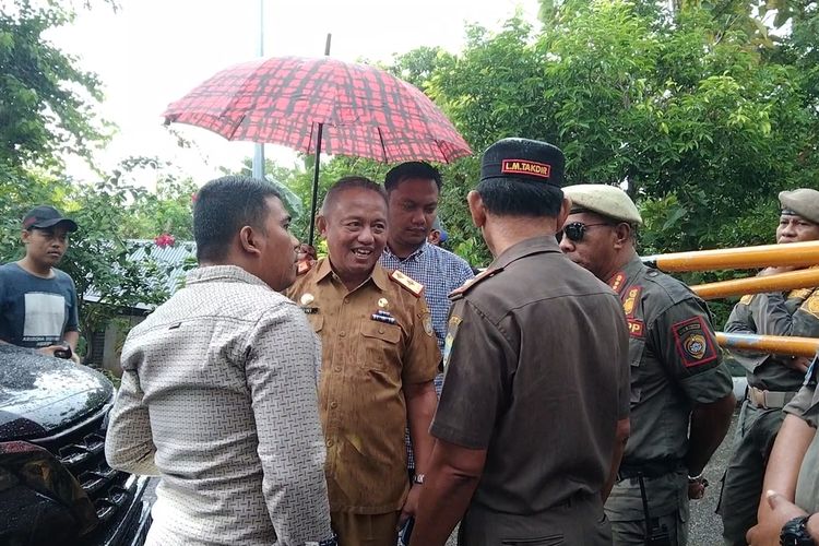 Sekda Kota Baubau, Roni Muhtar, bersama penasihat hukumnya dihalangi dan dilarang masuk kantor oleh puluhan petugas Satpol PP di depan pintu gerbang Kantor Pemerintahan Kota Baubau,
