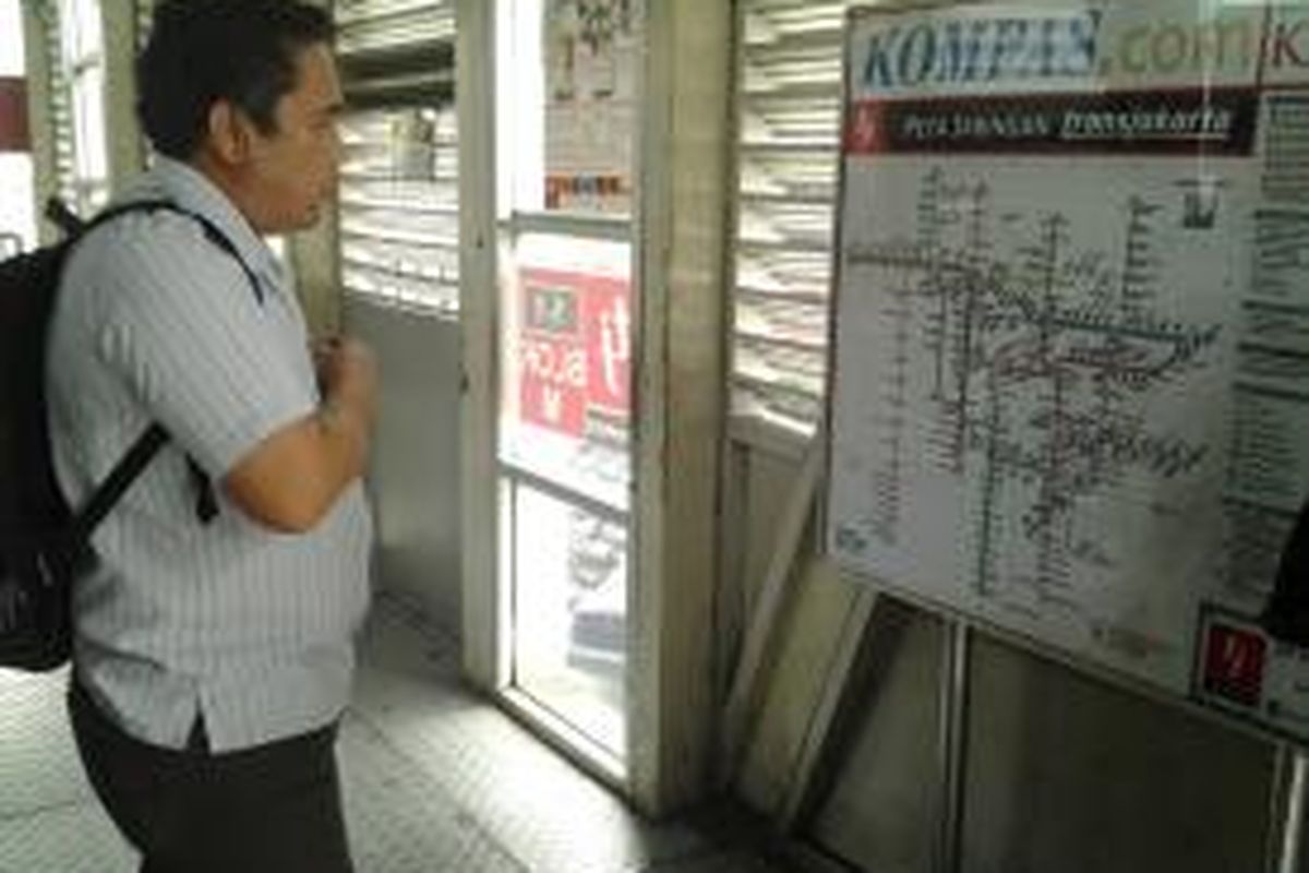 Ieldi Rogahan saat membaca peta rute transjakarta di Halte Terminal Blok M, Jakarta Selatan, Jumat (29/8/2014).