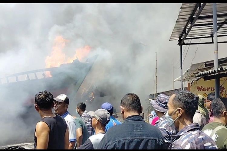 Kebakaran di PPP Tegalsari atau Pelabuhan Jongor Kota Tegal, Jawa Tengah meluas membakar kapal lain dan ruko milik warga, Rabu (16/8/2023).