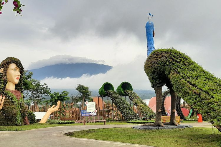 Wahana bunga dan lainnya di Batu Love Garden, Kota Batu, Jawa Timur, Senin (28/12/2020).