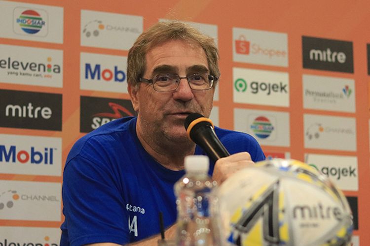 Pelatih Persib Bandung, Robert Rene Alberts, dalam konferensi pers jelang laga melawan Persela Lamongan, di Graha Persib, Kota Bandung, Senin (2/12/2019). 