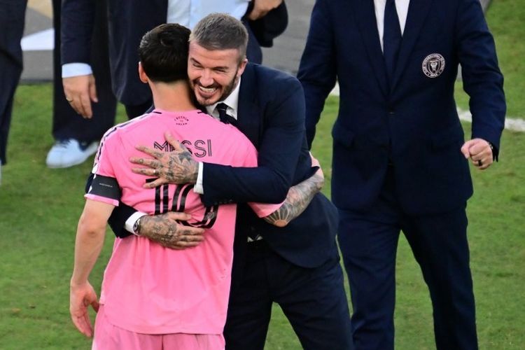 Lionel Messi memeluk David Beckham setelah pertandingan Final MLS Cup 2025 antara Inter Miami vs Vancouver Whitecaps FC di Stadion Chase pada 06 Desember 2025 di Fort Lauderdale, Florida. Julio Aguilar/Getty Images/AFP (Foto oleh Julio Aguilar / GETTY IMAGES AMERIKA UTARA / Getty Images via AFP)