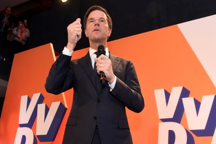 PM Belanda Mark Rutte memberikan pidato setelah partainya VVD menjadi pemenang pemilu.