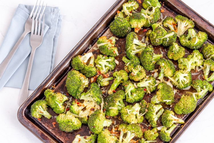 Ilustrasi brokoli panggang dengan keju dan taburan cabai kering