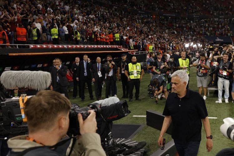 Jose Mourinho dikatakan telah melakoni laga terakhirnya mendampingi pasukan Roma pada final Liga Europa 2023 yang dimenangkan Sevilla lewat adu penalti setelah bertanding 1-1 selama 120 menit tersebut.