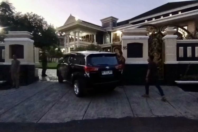 Kendaraan penyidik Kejati Lampung masuk untuk menggeledah rumah mantan Bupati Pesawaran, Dendi Ramadhona, Rabu (24/9/2025).
