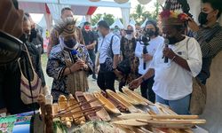 Bantu TKM di Papua, Kemenaker Serahkan Rp 40 Juta untuk Setiap Kelompok Usaha