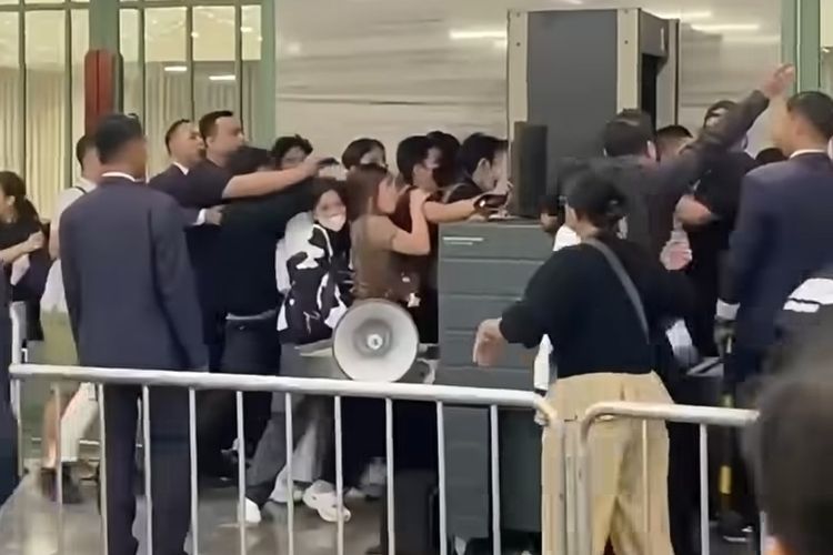 Pengambilan iPhone 18 Pro di Jakpus Ricuh, Warga Berebut Nomor Antrean demi Hadiah MacBook