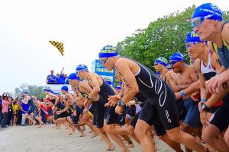 Menteri Pariwisata Arief Yahya melepas peserta Bintan Triathlon 2015 di kawasan Lagoi, Pulau Bintan, Provinsi Kepulauan Riau, Sabtu (23/5/2015). Bintan Triathlon 2015 diikuti 1.200 peserta dari 46 negara.