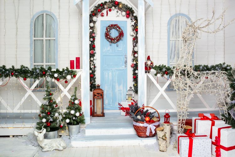 Ilustrasi dekorasi Natal luar ruangan di pintu masuk rumah.