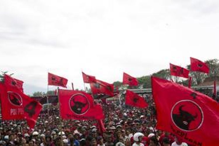 Suasana kampanye terbuka Partai Demokrasi Indonesia Perjuangan (PDI-P) di Lapangan Sukun, Malang, Jawa Timur, Minggu (30/3/2014). Pada kampanye kali ini diwarnai oleh orasi dari bakal calon presiden dari PDI-P, Joko Widodo.  