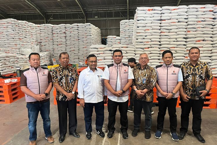 Satuan Tugas (Satgas) Pangan Polri melakukan inspeksi mendadak (sidak) di Gudang Badan Urusan Logistik (Bulog) Jakarta Utara, Kamis (22/2/2024). 