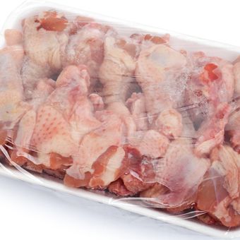 Ilustrasi daging ayam beku. Harga daging ayam di Singapura mencapai Rp86.600 per kg setelah larangan ekspor dari Malaysia dicabut belum lama ini.