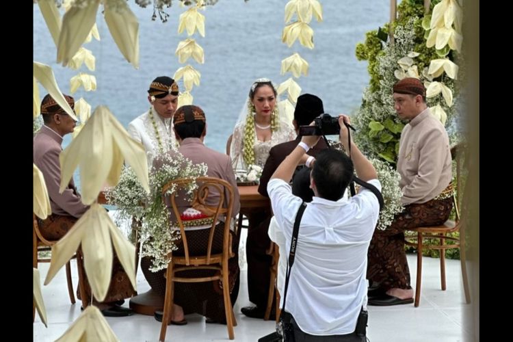 Penyanyi Bunga Citra Lestari alias BCL resmi menikah dengan Tiko Aryawardhana di Bali hari ini, Sabtu (2/12/2023).
