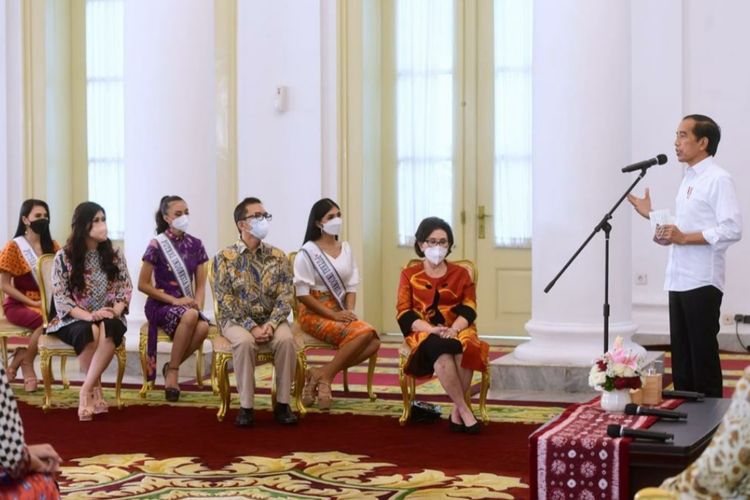 Presiden Joko Widodo saat menerima kunjungan para finalis Puteri Indonesia tahun 2022 beserta pemenang Puteri Indonesia tahun 2020 di Istana Kepresidenan Bogor, pada Rabu (23/2/2022).