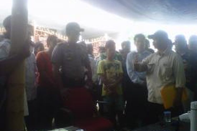 Kapolsek Penjaringan, AKBP Suyudi AS saat melakukan dialog dengan warga Taman Burung Waduk Pluit.