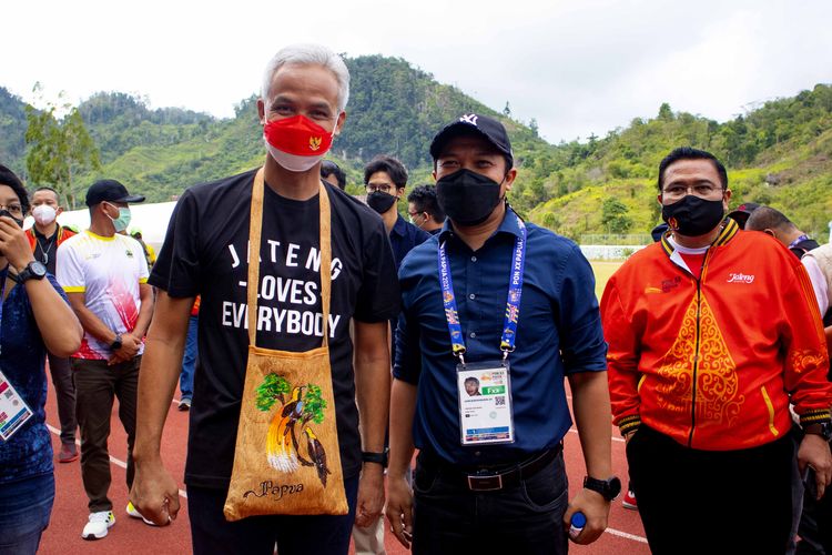 Gubernur Jawa Tengah Ganjar Pranowo (kiri) dan manejer tim sepakbola Jawa Timur Amir Burhanuddin (bertopi) foto bersama seusai babak penyisihan grup B yang berakhir dengan skor 0-3 di Stadion Mahacandra Kota Jayapura, Jumat (1/10/2021) sore.