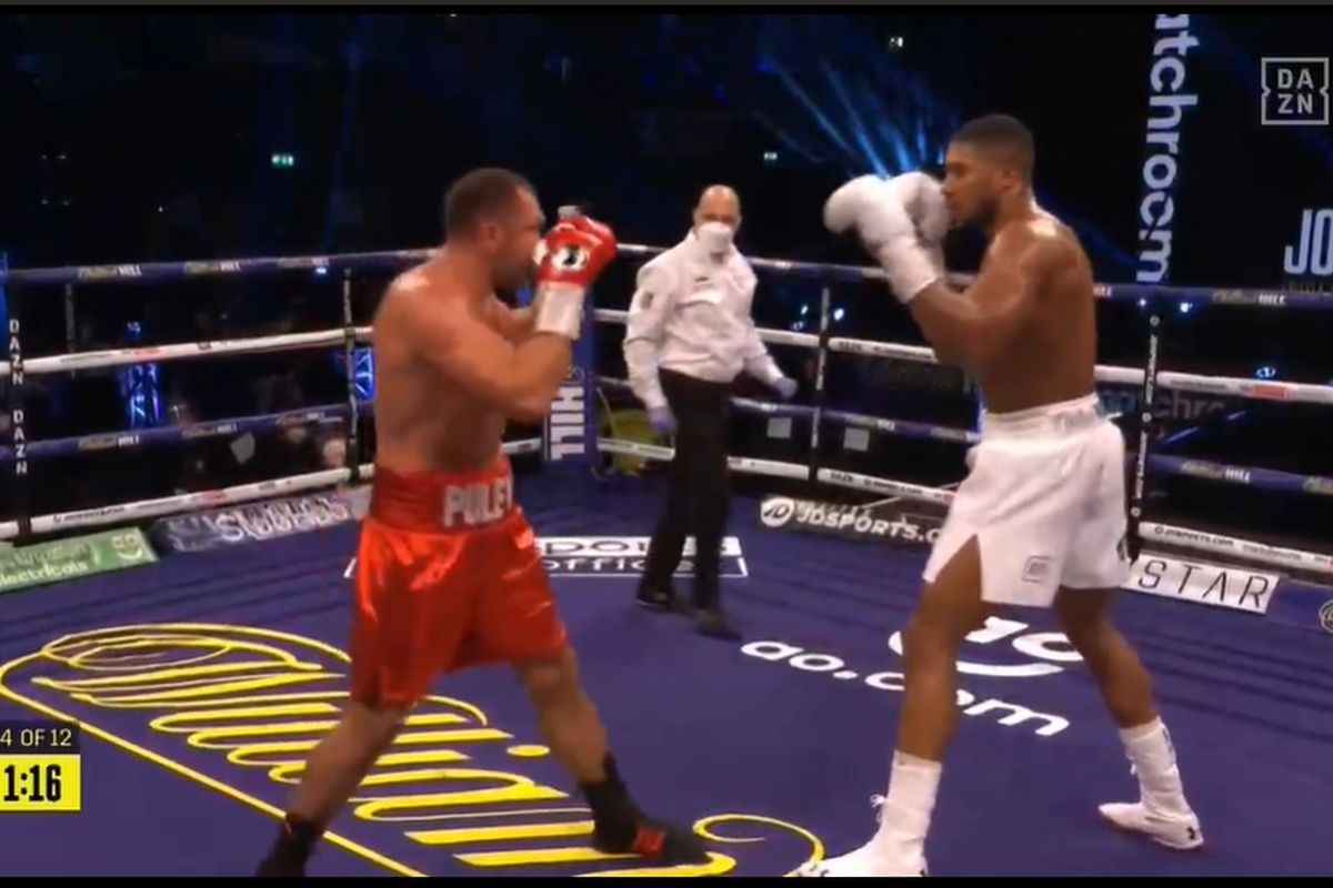 Anthony Joshua (kiri) meraih kemenangan atas penantangnya, Kubrat Pulev (kanan), di The SSE Arena, London, Inggris, Sabtu (12/12/2020) atau Minggu (13/12/2020) pagi WIB.
