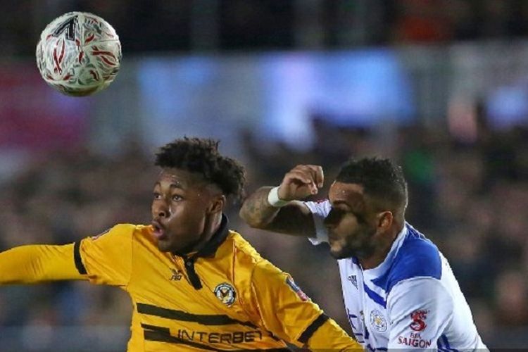 Antoine Semenyo dikawal Danny Simpson pada pertandingan Newport County vs Leicester City dalam laga babak ketiga Piala FA di Rodney Parade, 6 Januari 2019. 