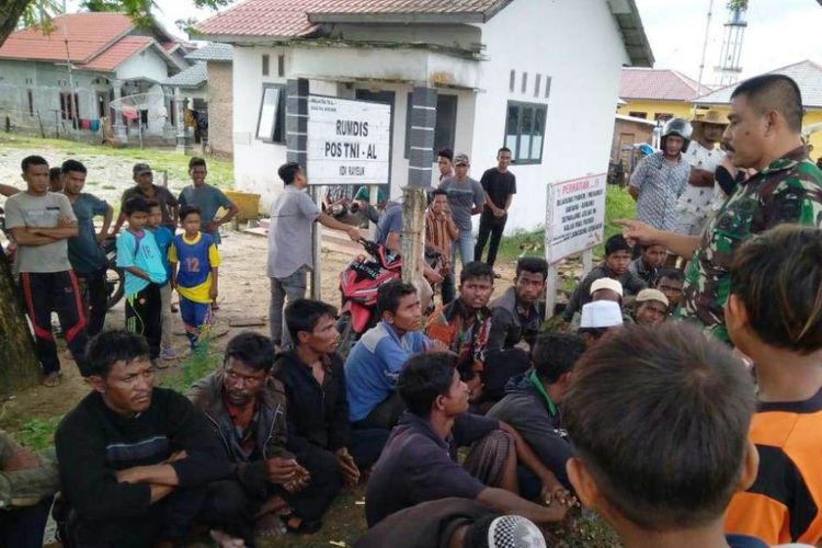 TNI Angkatan Laut mendata 20 warga rohingnya di Pos TNI AL, Idi Rayeuk, Kecamatan Idi Rayeuk, Kabupaten Aceh Timur, Selasa (4/12/2018)