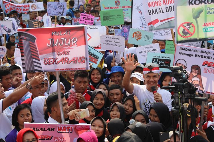 Gubernur Jawa Tengah Ganjar Pranowo membaur bersama ribuan pelajar saat aksi demo hari anti korupsi di jalan pahlawan semarang, minggu (8/12/2019)