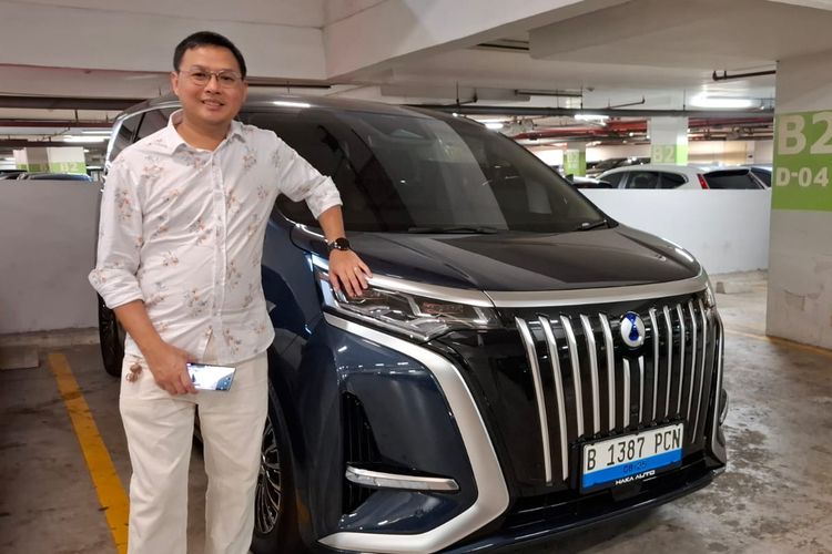 Nico Hartono (40) merupakan salah satu konsumen Denza D9
