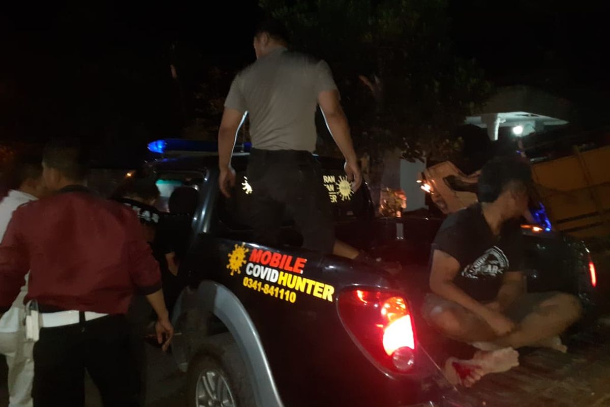 Anggota kepolisian saat mengevakuasi penumpang truk bak terbuka yang alami kecelakaan di Desa Bantur, Kecamatan Bantur, Kabupaten Malang, Sabtu (7/10/2023).