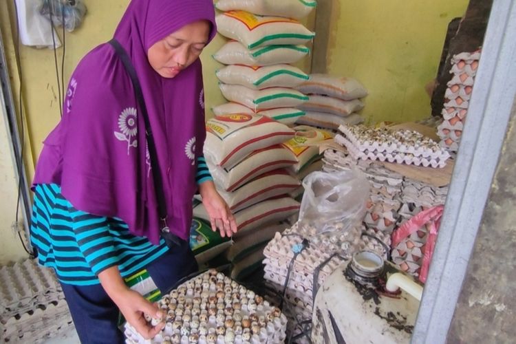 Saeri memilih telur puyuh di salah satu toko telur di Pasar Tradisional Jamblang, Kecamatan Jamblang, Kabupaten Cirebon, Jawa Barat, Senin (6/6/2022). Sebagai penjual Cilok, memohon kepada pemerintah untuk menurunkan harga telur dan harga sembako lainnya
