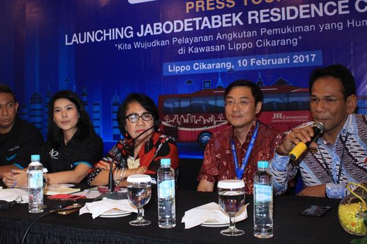 Kepala Badan BPTJ Elly A Sinaga (ketiga dari kanan) bersama Direktur PT Alfa Omega Sehati Mitra Ketzia Laurentina; Kabag Humas BPTJ Benny Nurdin Yusuf; dan Kepala Divisi Infrastruktur PT Lippo Cikarang Tbk Eddy Triyanto (kiri); di Lippo Cikarang, Bekasi, Jumat (10/2/2017) lalu.
