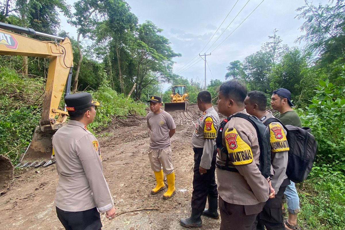 Longsor di Sumbawa Barat, Lalu Lintas di Jalan Provinsi Sempat Lumpuh