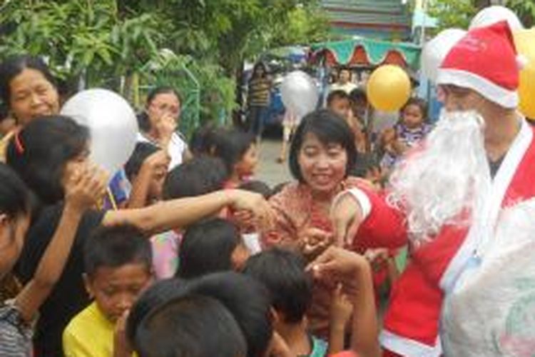 Bingkisan Natal dibagikan ke anak-anak di kawasan eks lokalisasi.