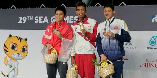Triady Fauzi Sidiq (tengah) merebut medali emas 200 meter gaya ganti pada SEA Games XXIX/2017 di Bukit Jalil, Kamis (24/08/2017).