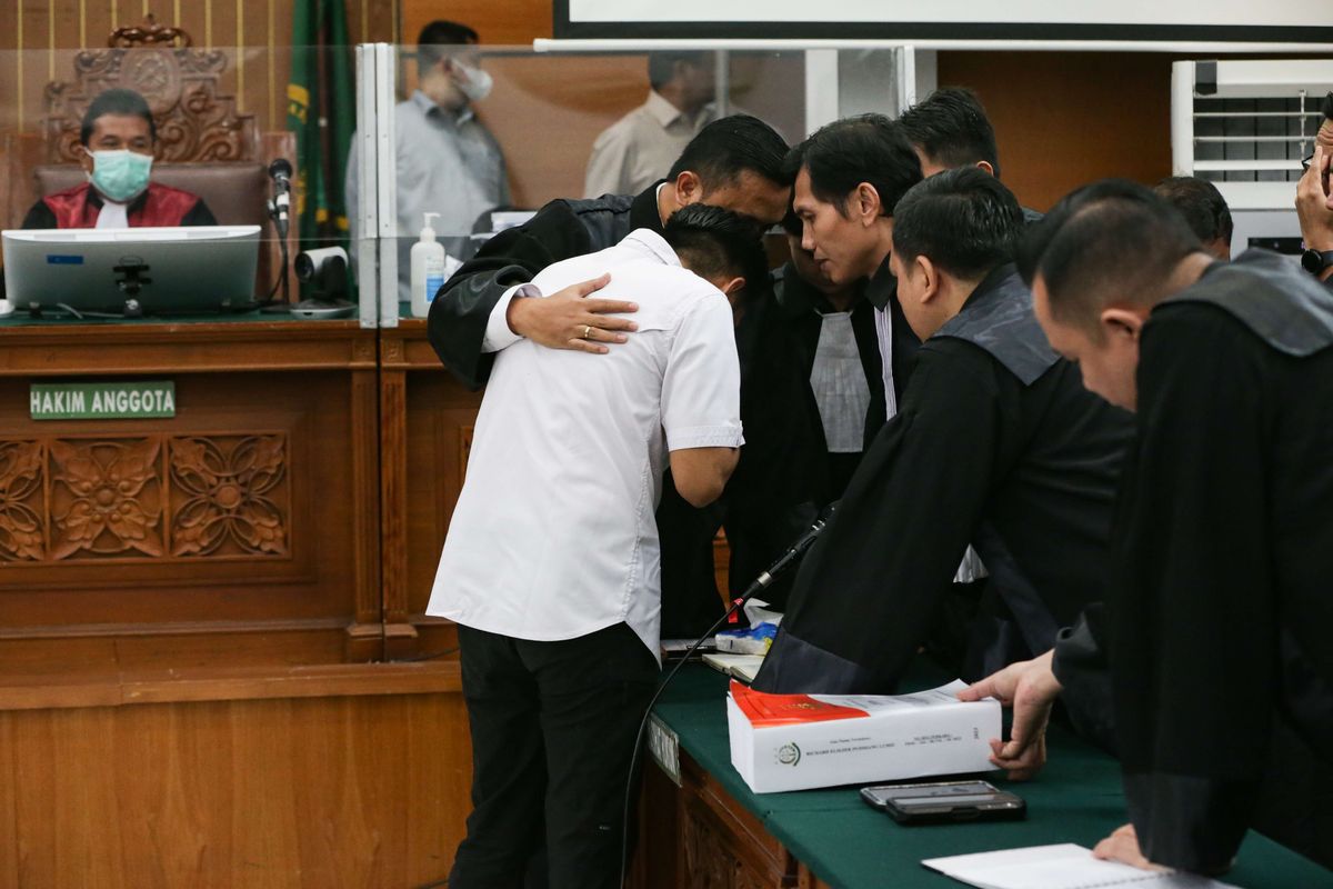Terdakwa kasus pembunuhan berencana Brigadir Nofriansyah Yosua Hutabarat atau Brigadir J, Richard Eliezer tak kuasa menahan keharuan usai Jaksa Penuntut Umum membacakan tuntutan di Pengadilan Negeri Jakarta Selatan, Rabu (18/1/2023). Richard Eliezer dituntut hukuman 12 tahun penjara.